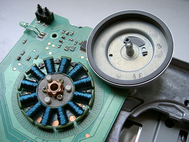 موتور دی‌سی براش‌لس، که در فلاپی‌درایو ۳٫۵ اینچ استفاده شده‌است